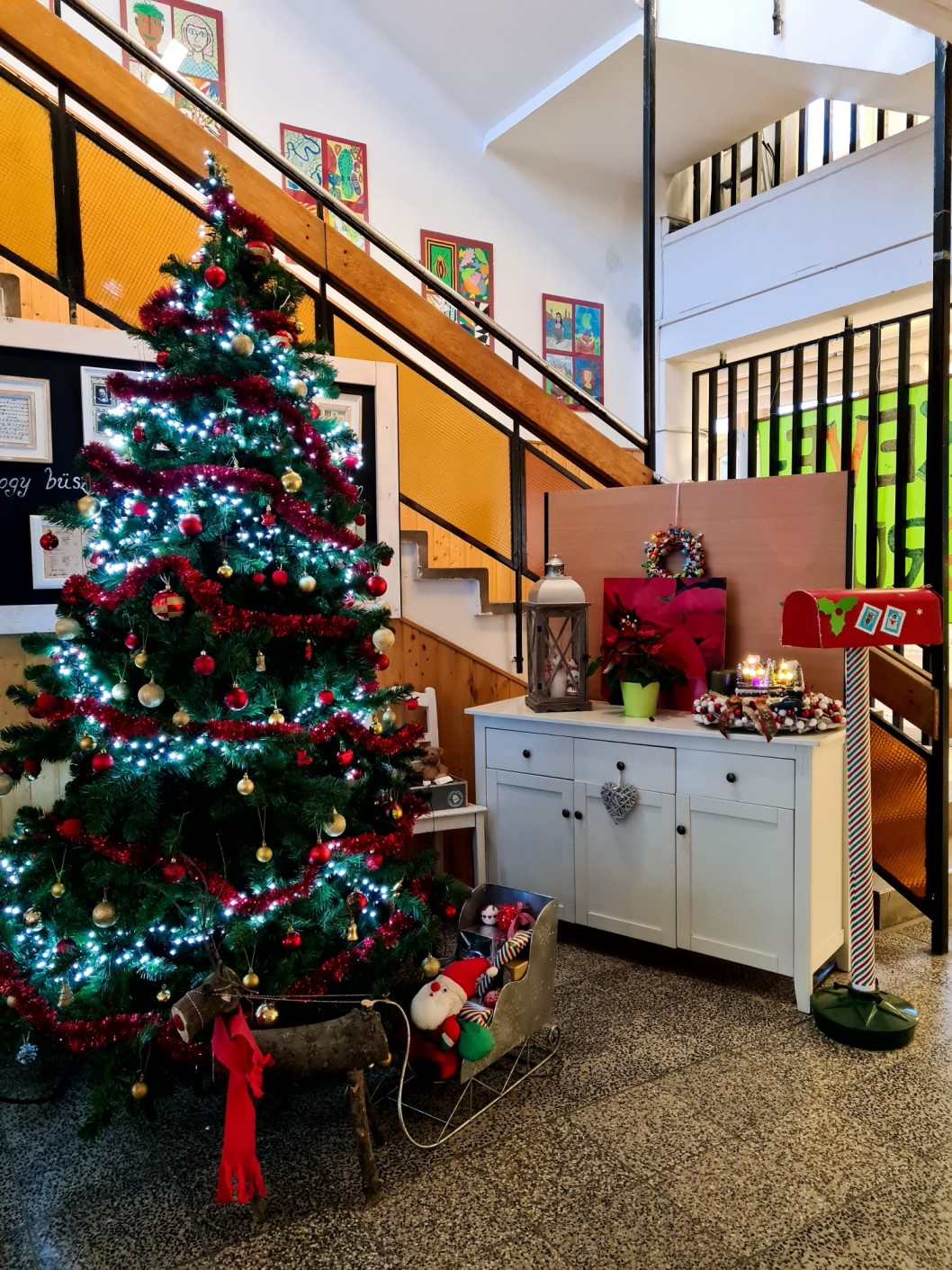 Feldíszített karácsonyfa és a Mikulás postaládája