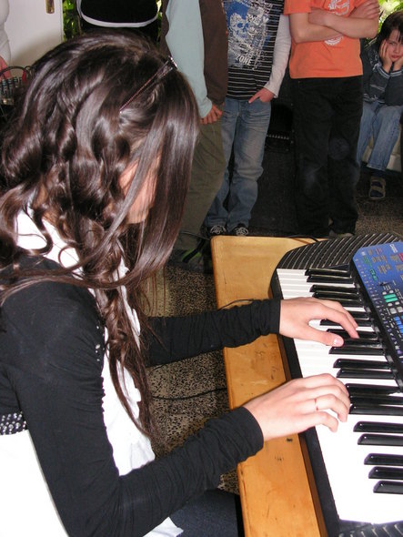 2012. április 11-én a gyerekek szabadon választott József Attila versekkel készültek.
