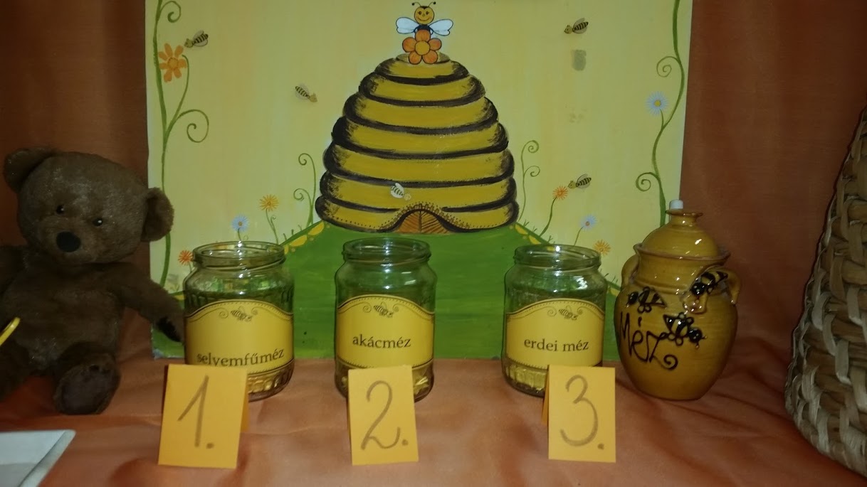 Szilasi József méhész volt a házigazda. A mézeskalácsokat Zsidákovics Rita készítette.