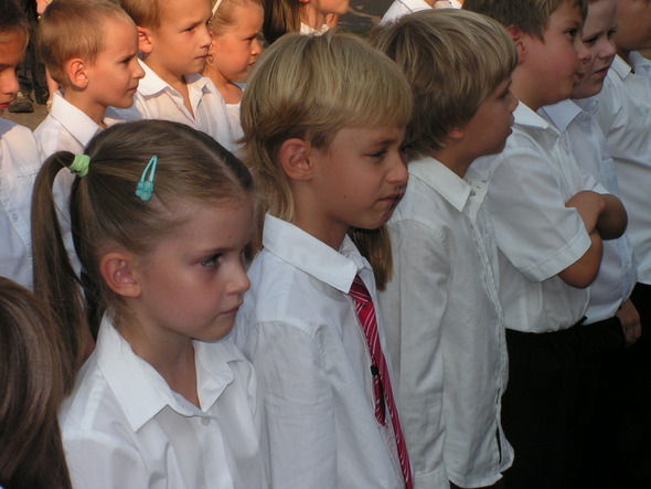 Elsõseink és szüleik nagy izgalommal érkeztek az elsõ iskolai rendezvényre.