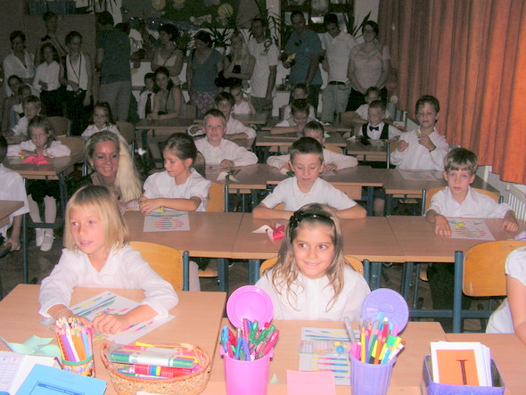 Elsõseink és szüleik nagy izgalommal érkeztek az elsõ iskolai rendezvényre.